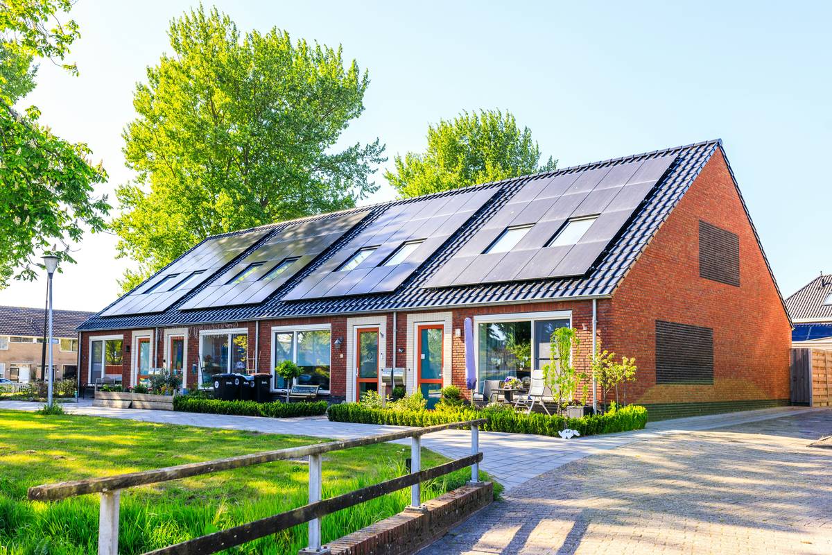Define bifacial solar panels: diagram showing sunlight hitting front and reflected light captured on rear side over white ground surface